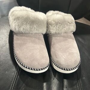 OluKai Women's Real Fur From Sheep Cuff Slip-On Slippers - Light Gray NWOT